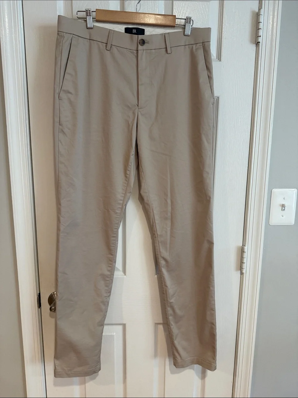 Banana Republic Men's Slim Chino Pants in Khaki, Size 33 x 34